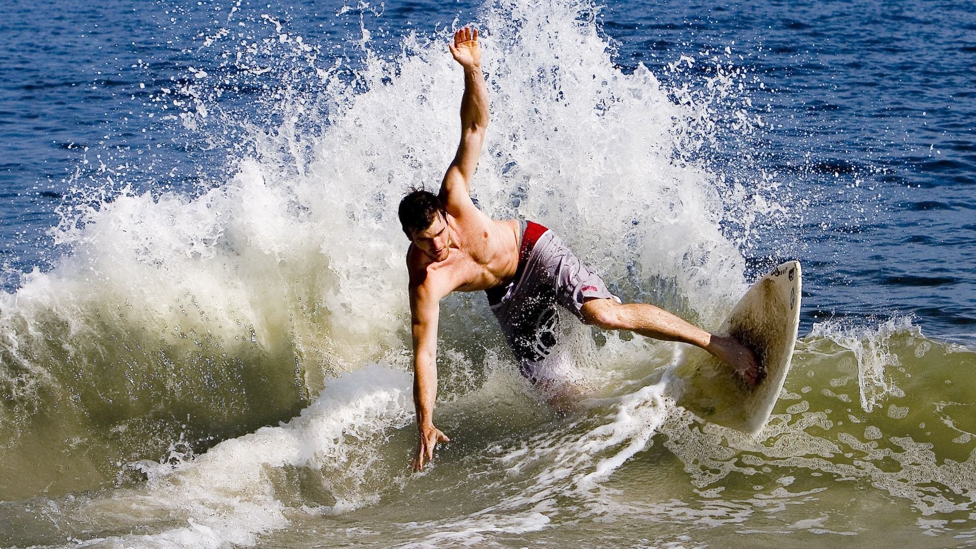 爱游戏内容中心-塞尔·拉恩：凭借精准的跑位和快速的脚步，他总能给全黑队带来意外惊喜