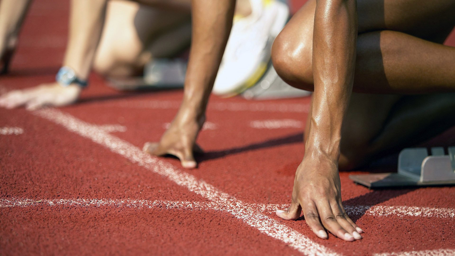 爱游戏体育平台-英国女泳队自由泳划频节奏精准，英国男子自由泳选手